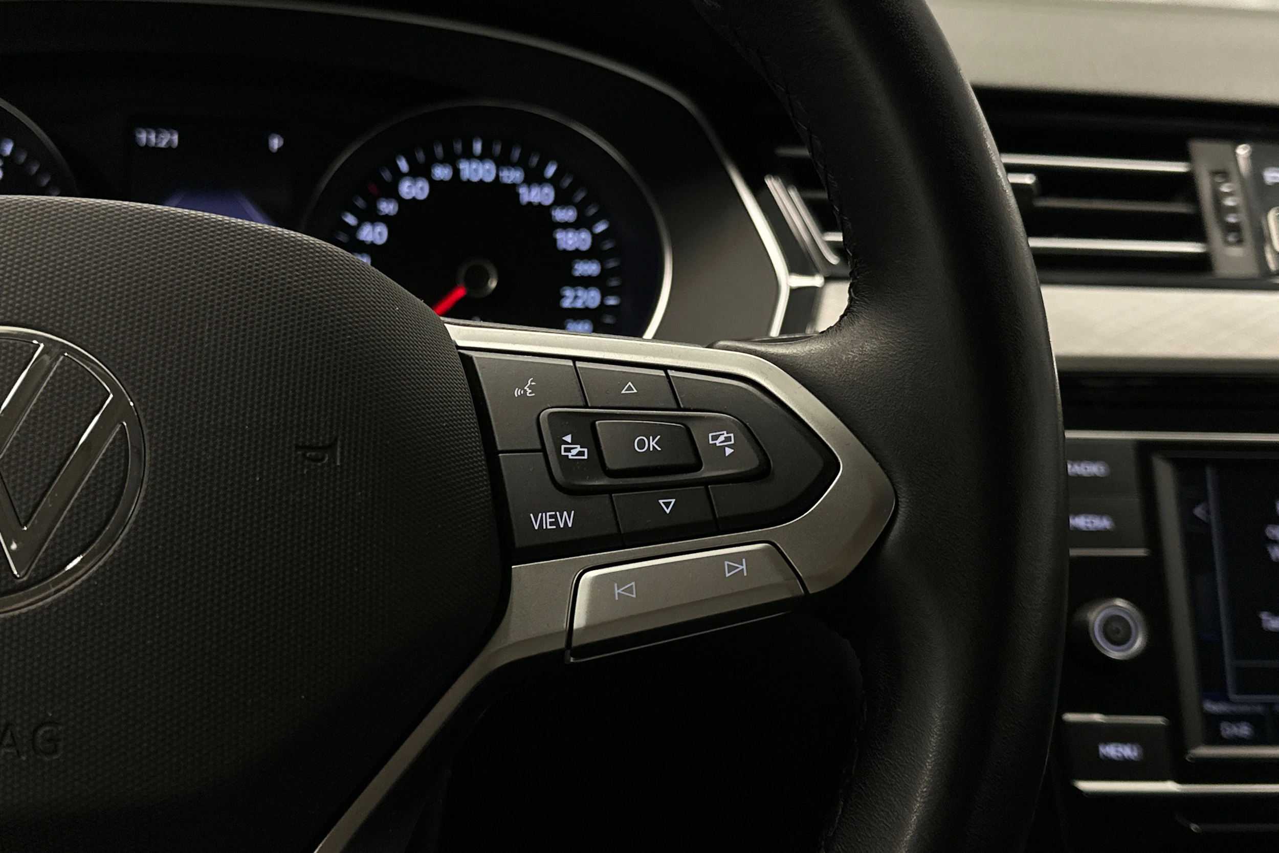 valkoinen Volkswagen Passat 2024 kuva 12.