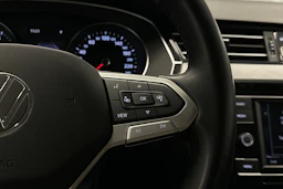valkoinen Volkswagen Passat 2024 kuva 12.