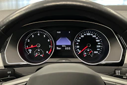 valkoinen Volkswagen Passat 2024 kuva 13.