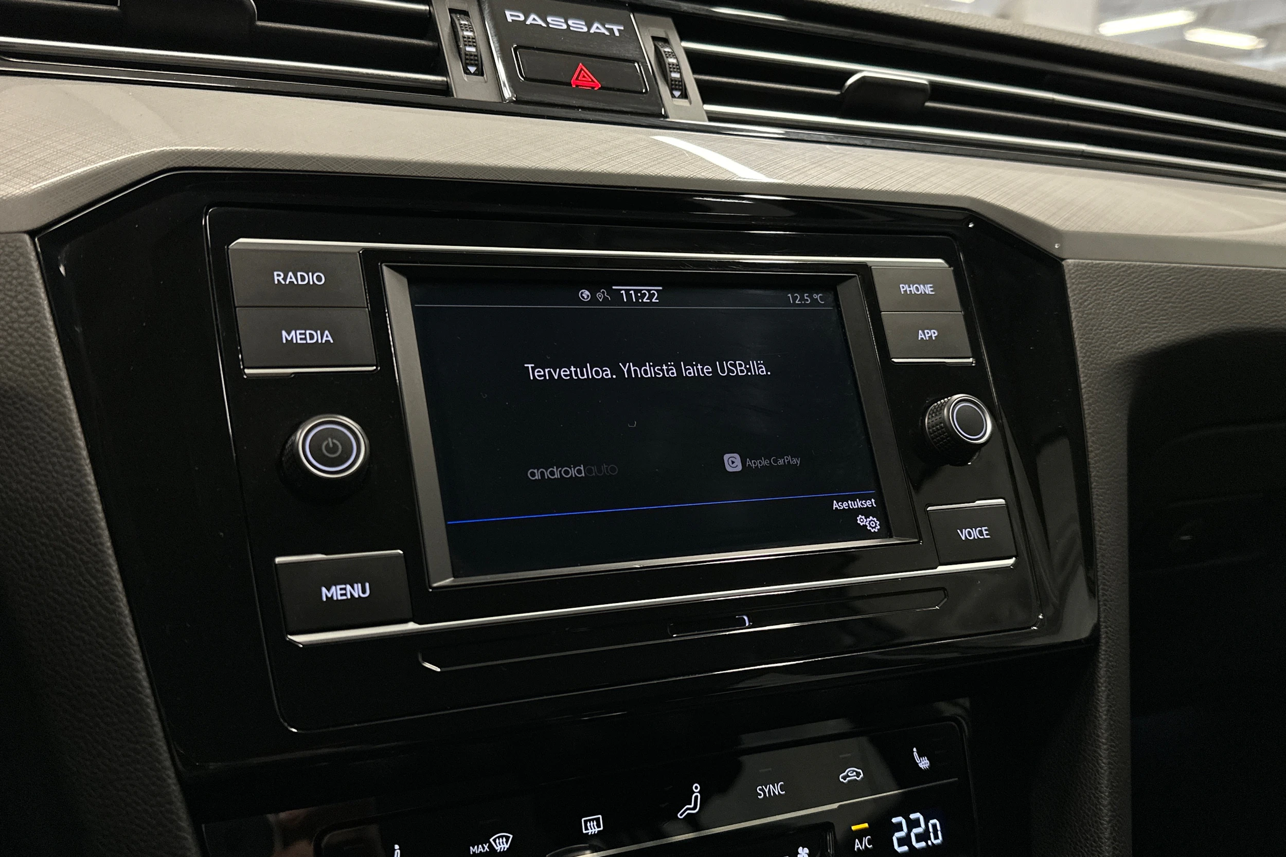 valkoinen Volkswagen Passat 2024 kuva 14.