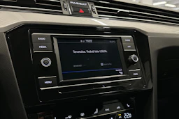 valkoinen Volkswagen Passat 2024 kuva 14.