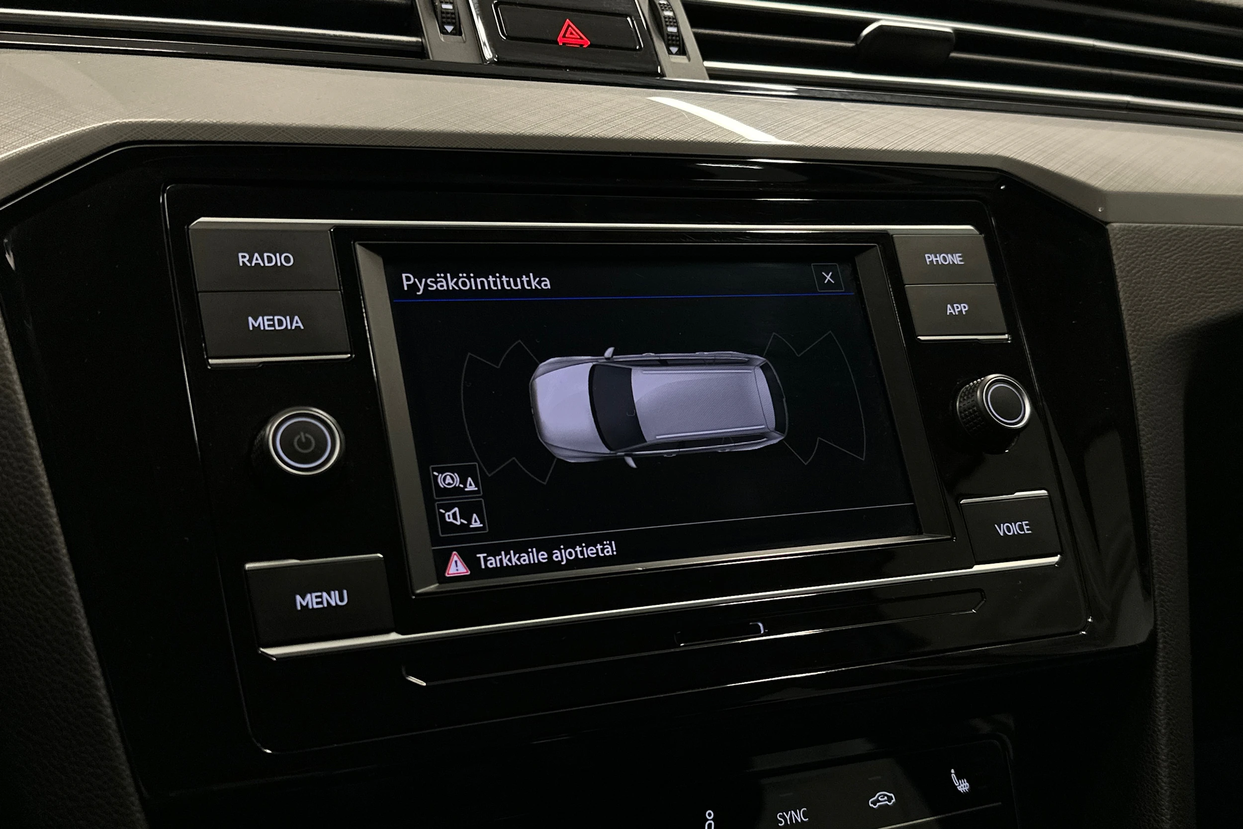 valkoinen Volkswagen Passat 2024 kuva 15.