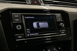 valkoinen Volkswagen Passat 2024 kuva 15.