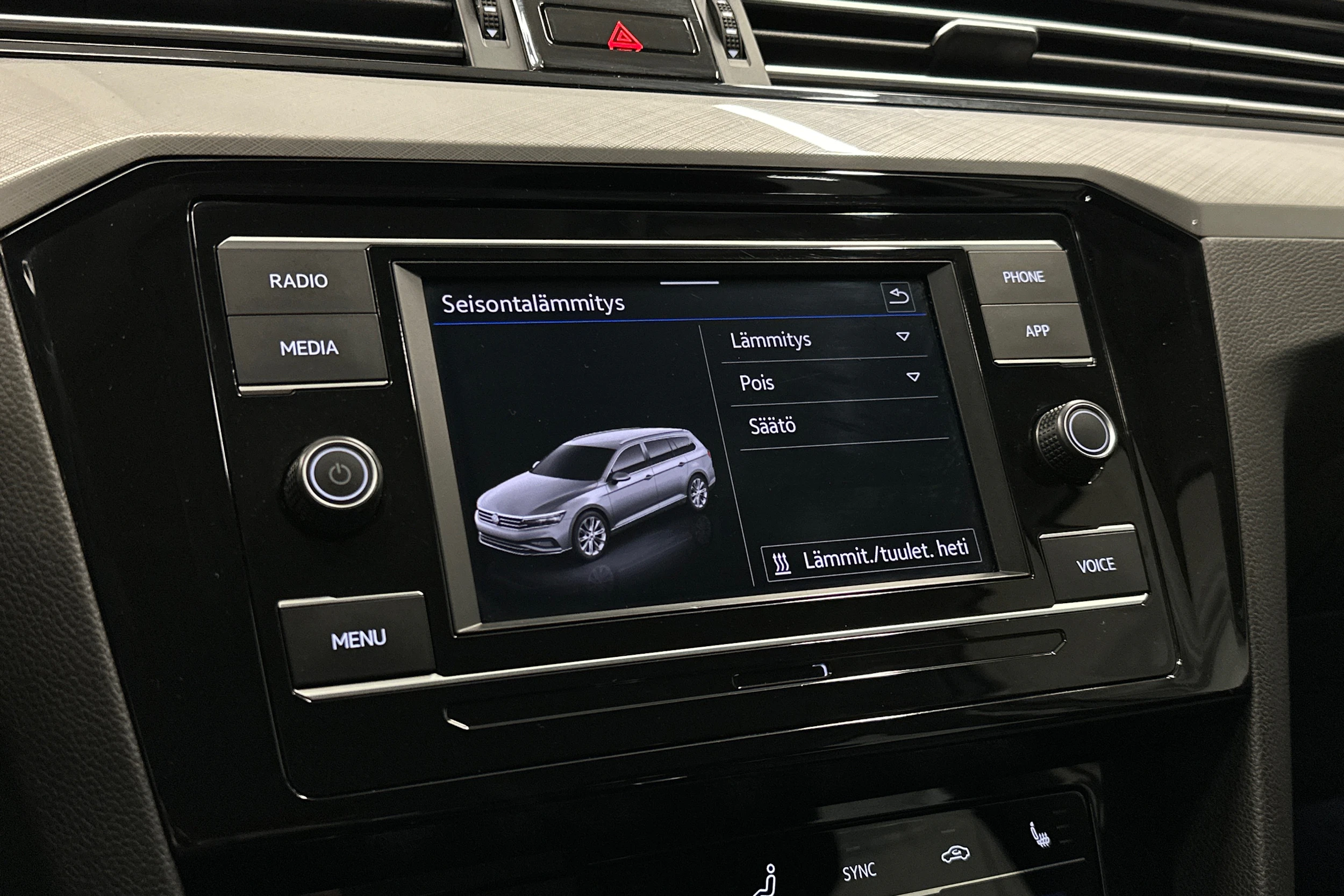 valkoinen Volkswagen Passat 2024 kuva 16.