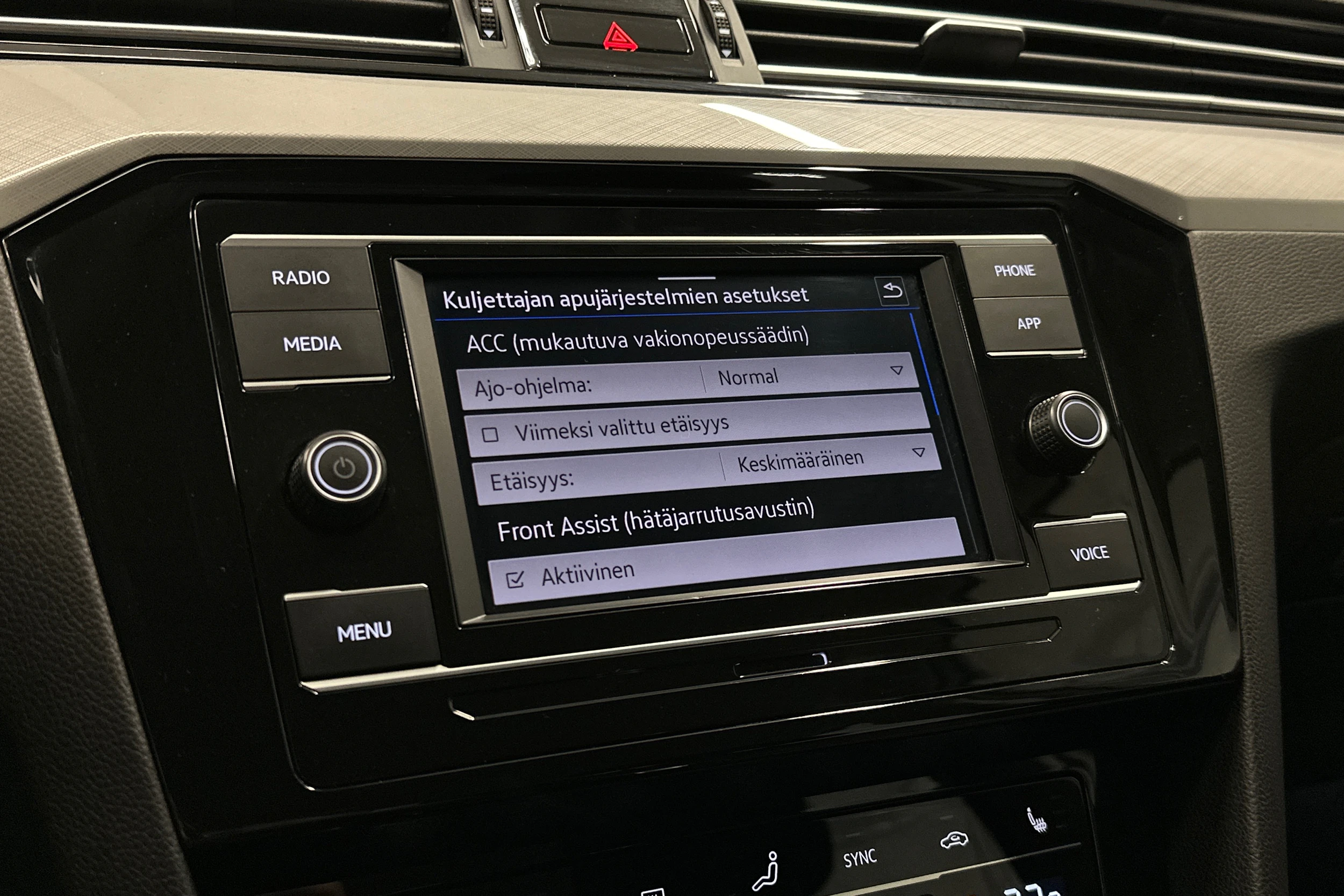 valkoinen Volkswagen Passat 2024 kuva 17.