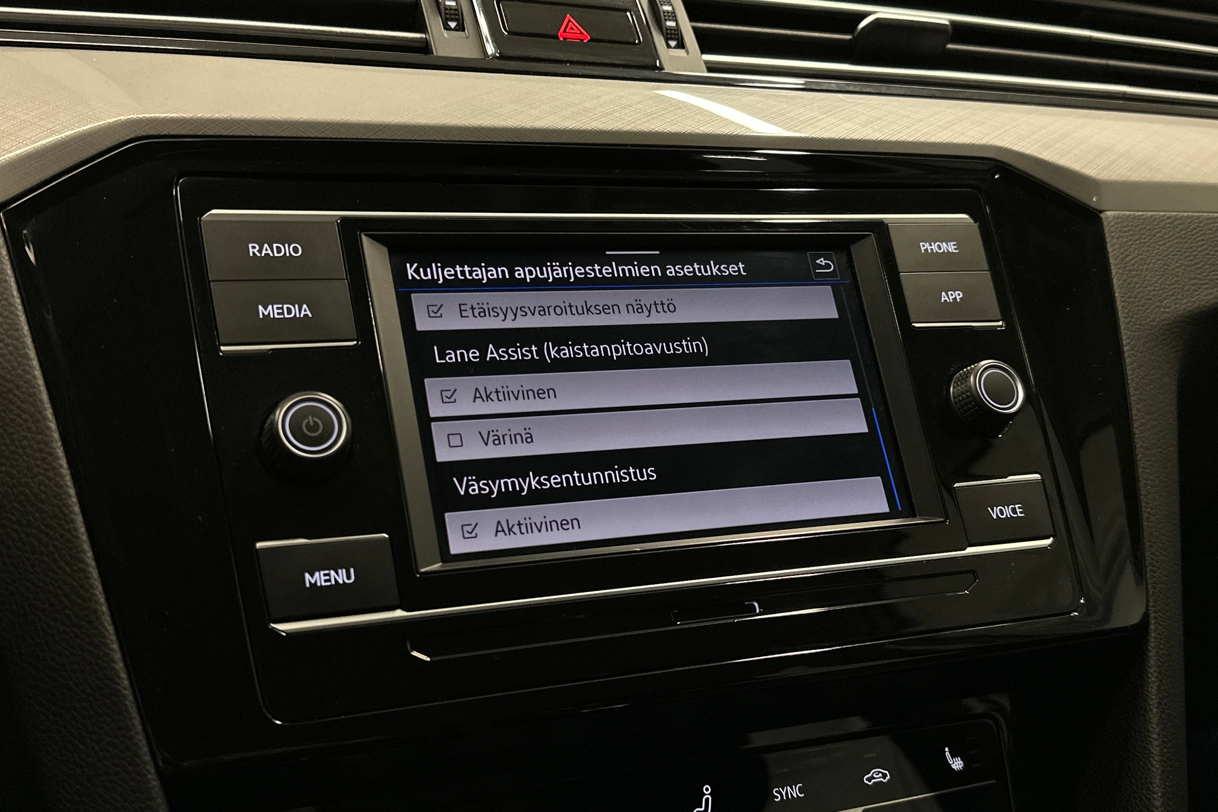 valkoinen Volkswagen Passat 2024 kuva 18.