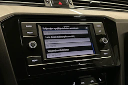 valkoinen Volkswagen Passat 2024 kuva 18.