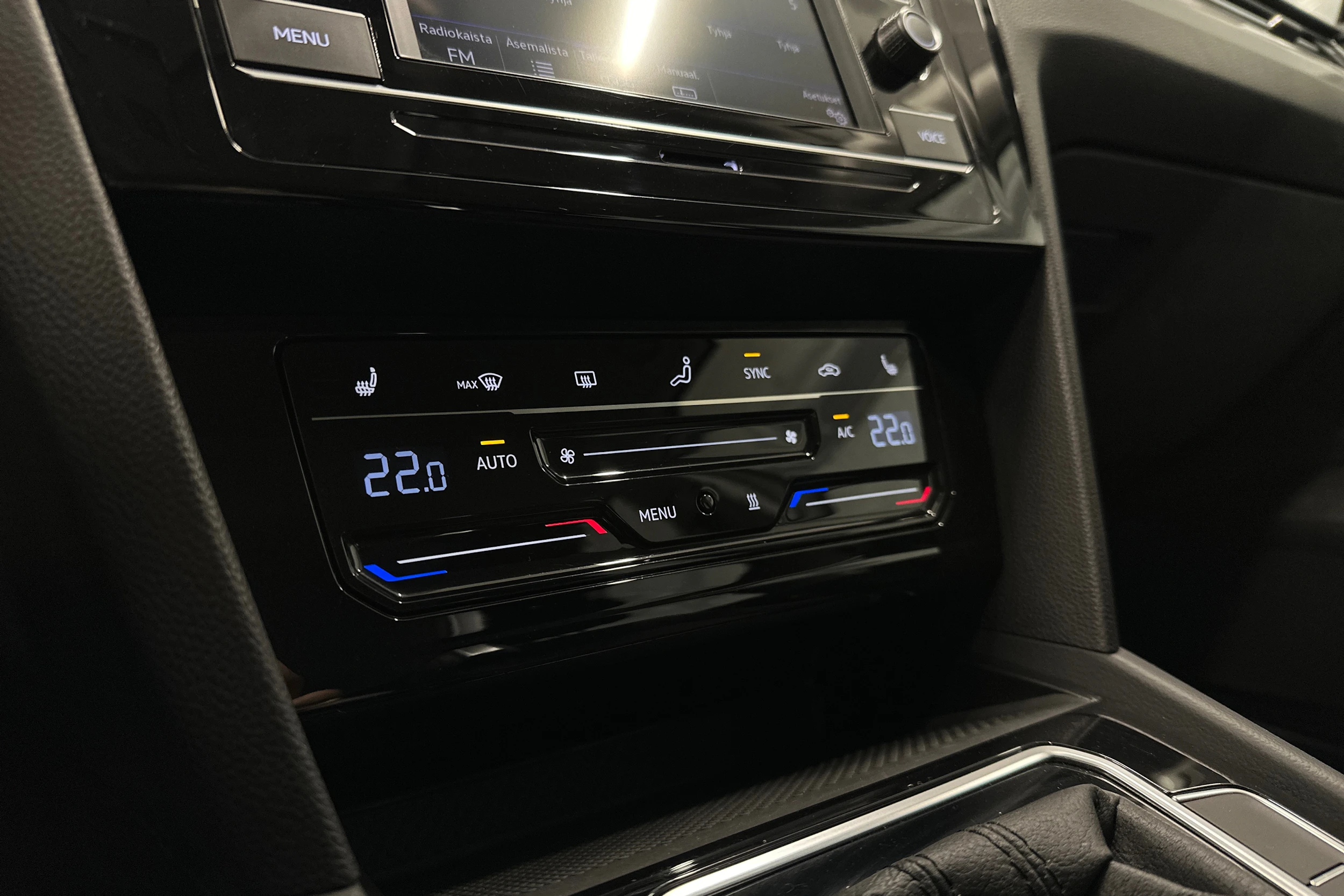 valkoinen Volkswagen Passat 2024 kuva 19.