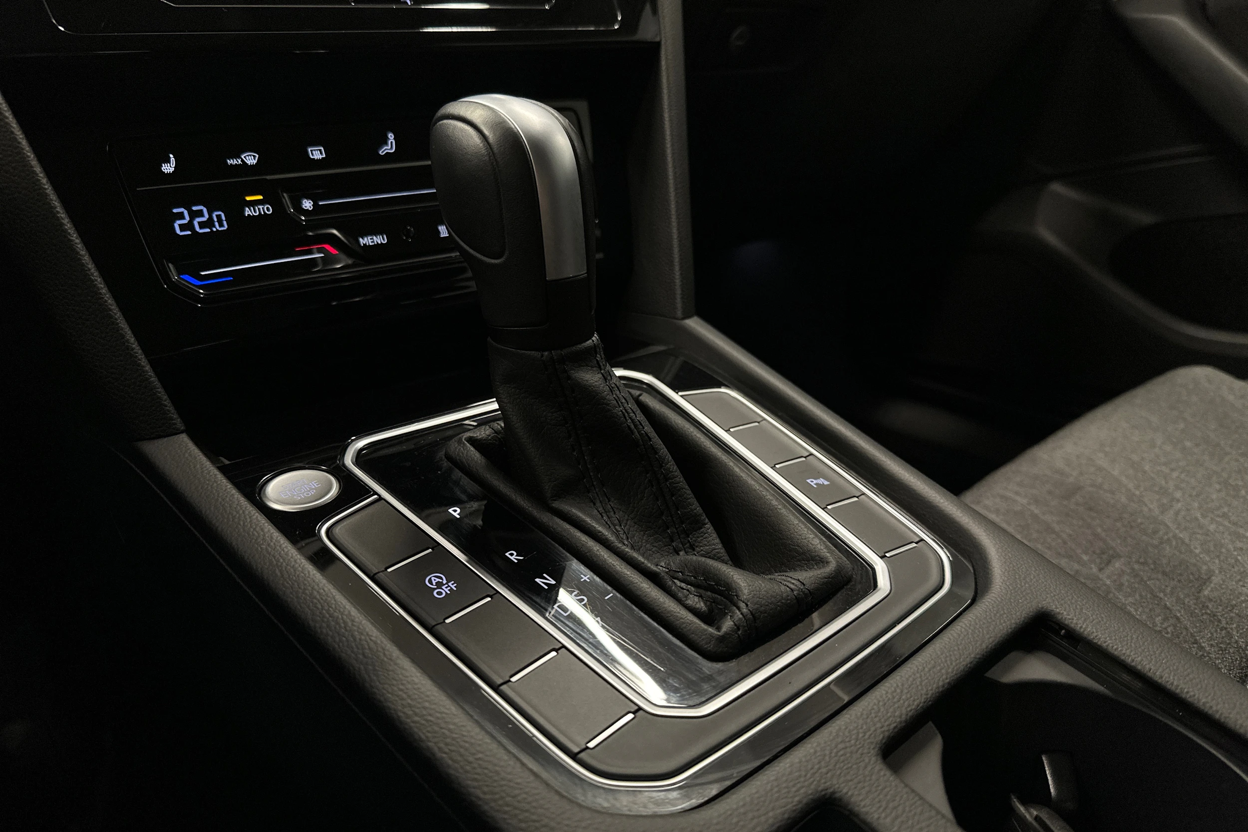 valkoinen Volkswagen Passat 2024 kuva 20.