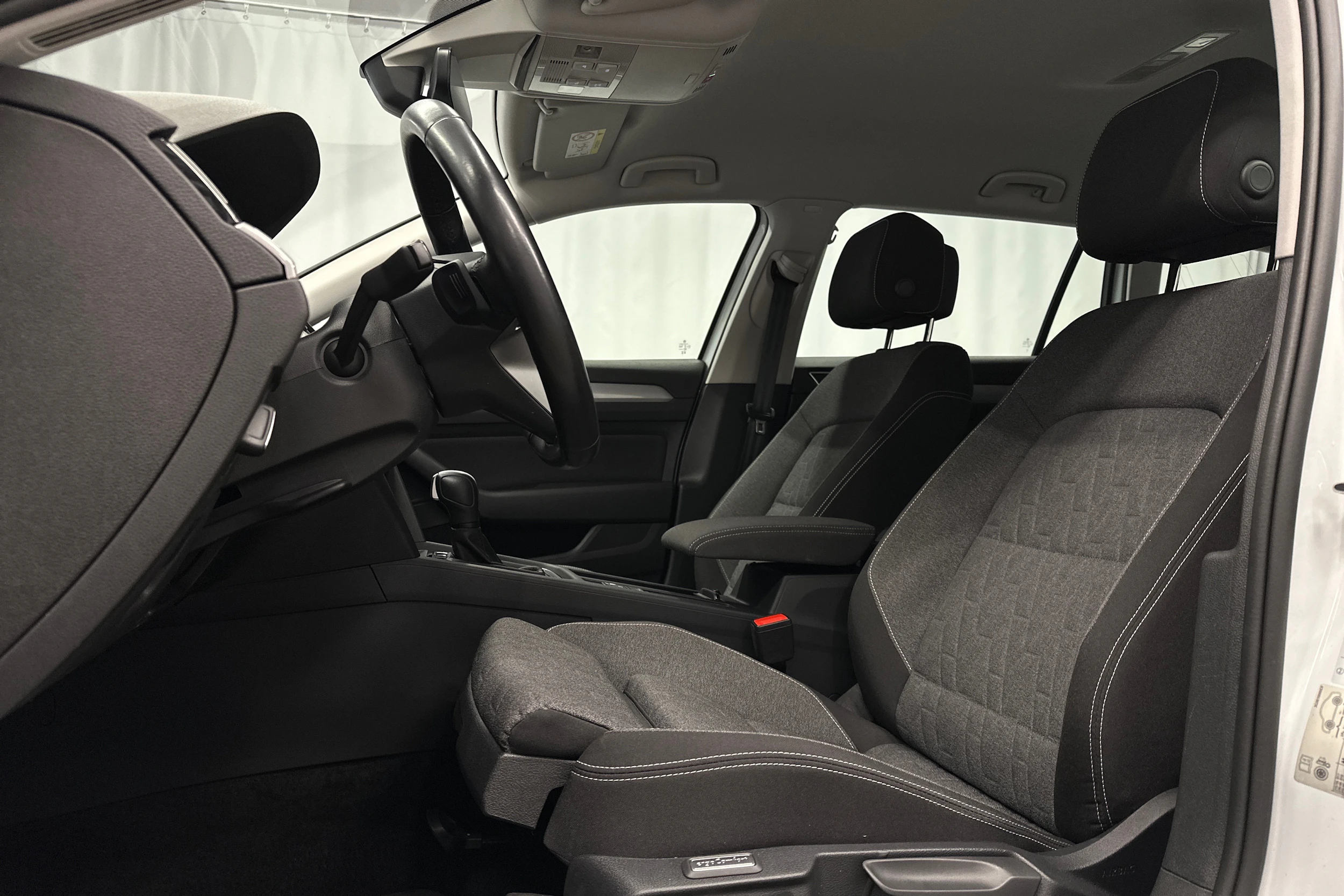 valkoinen Volkswagen Passat 2024 kuva 21.