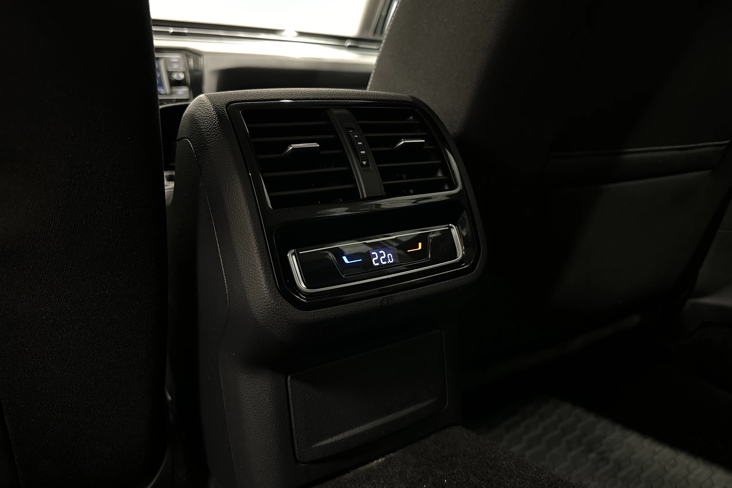 valkoinen Volkswagen Passat 2024 kuva 23.