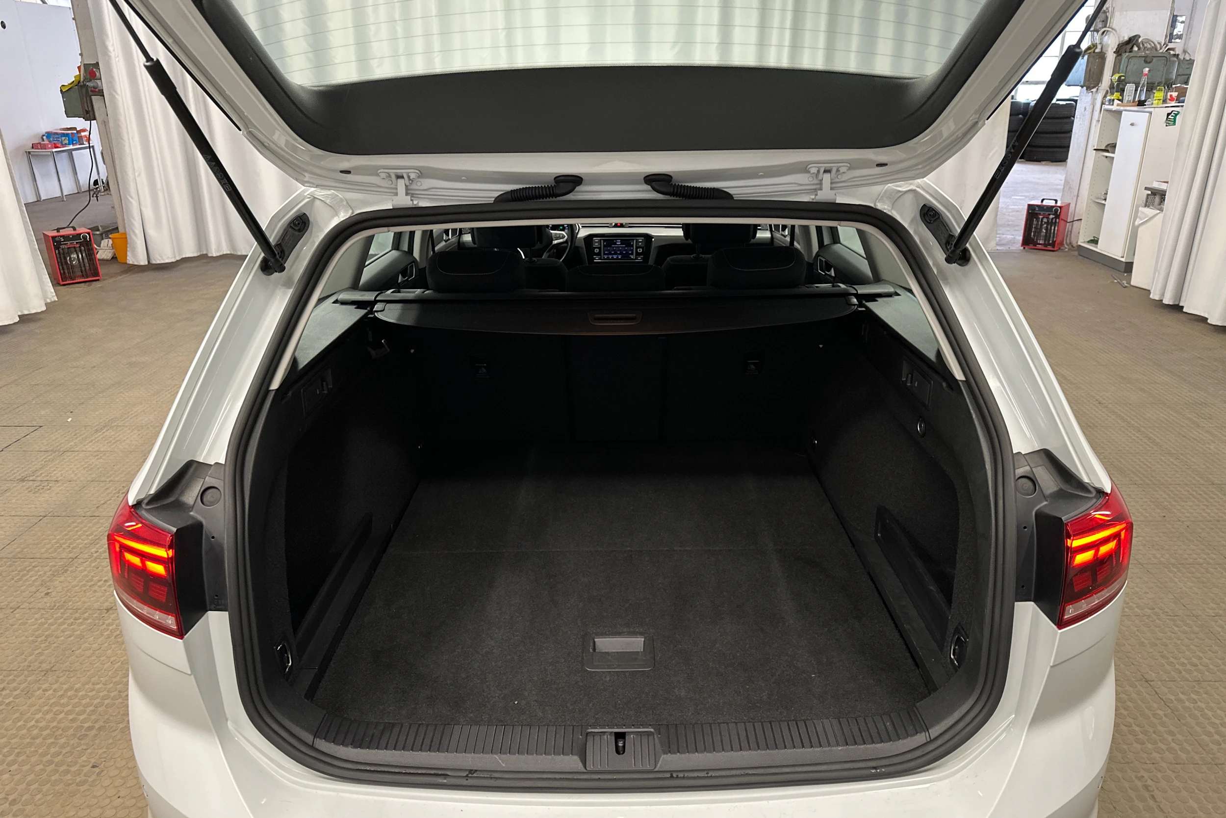 valkoinen Volkswagen Passat 2024 kuva 24.