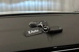 valkoinen Volkswagen Passat 2024 kuva 25.