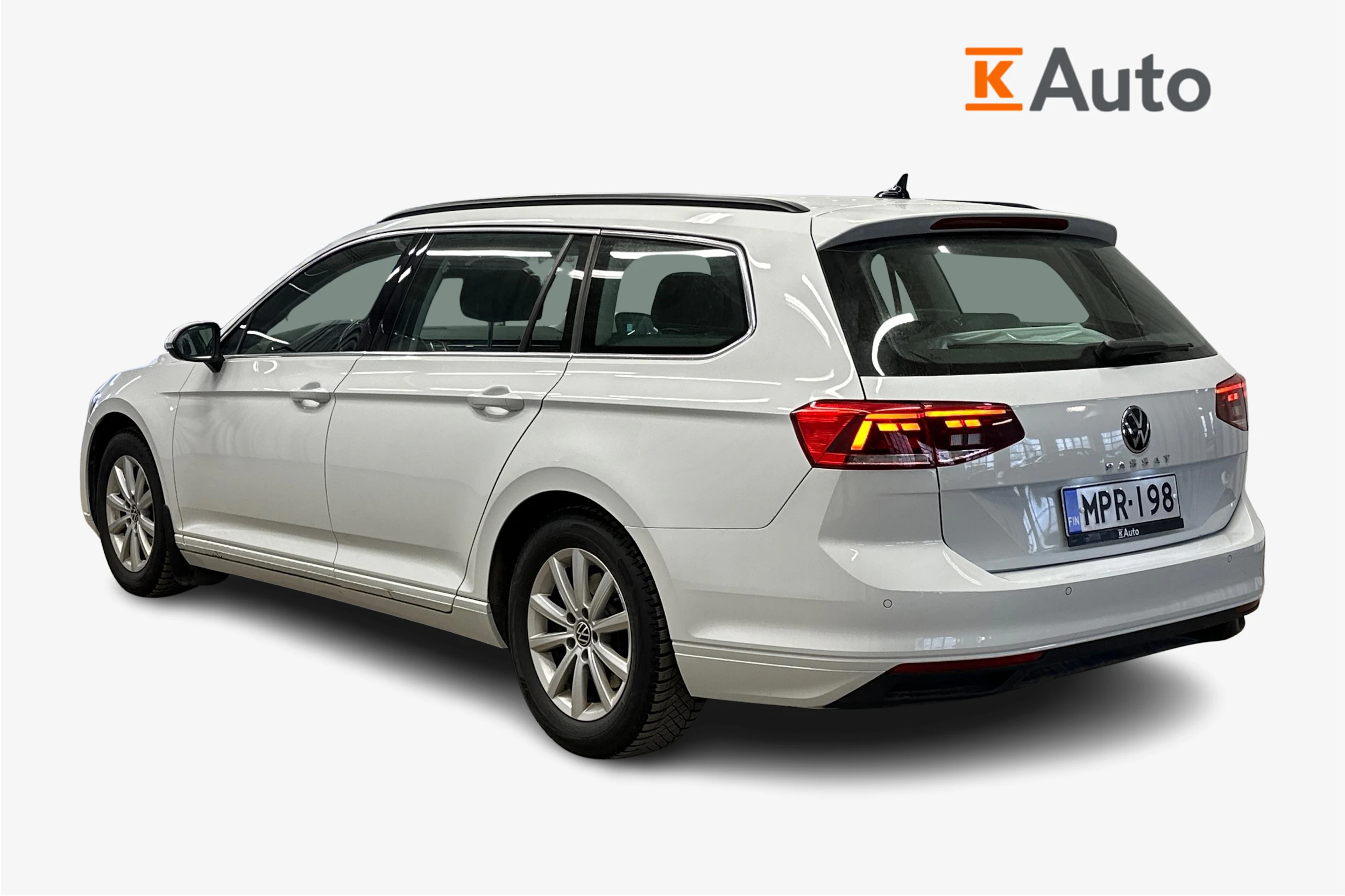 valkoinen Volkswagen Passat 2024 kuva 2.