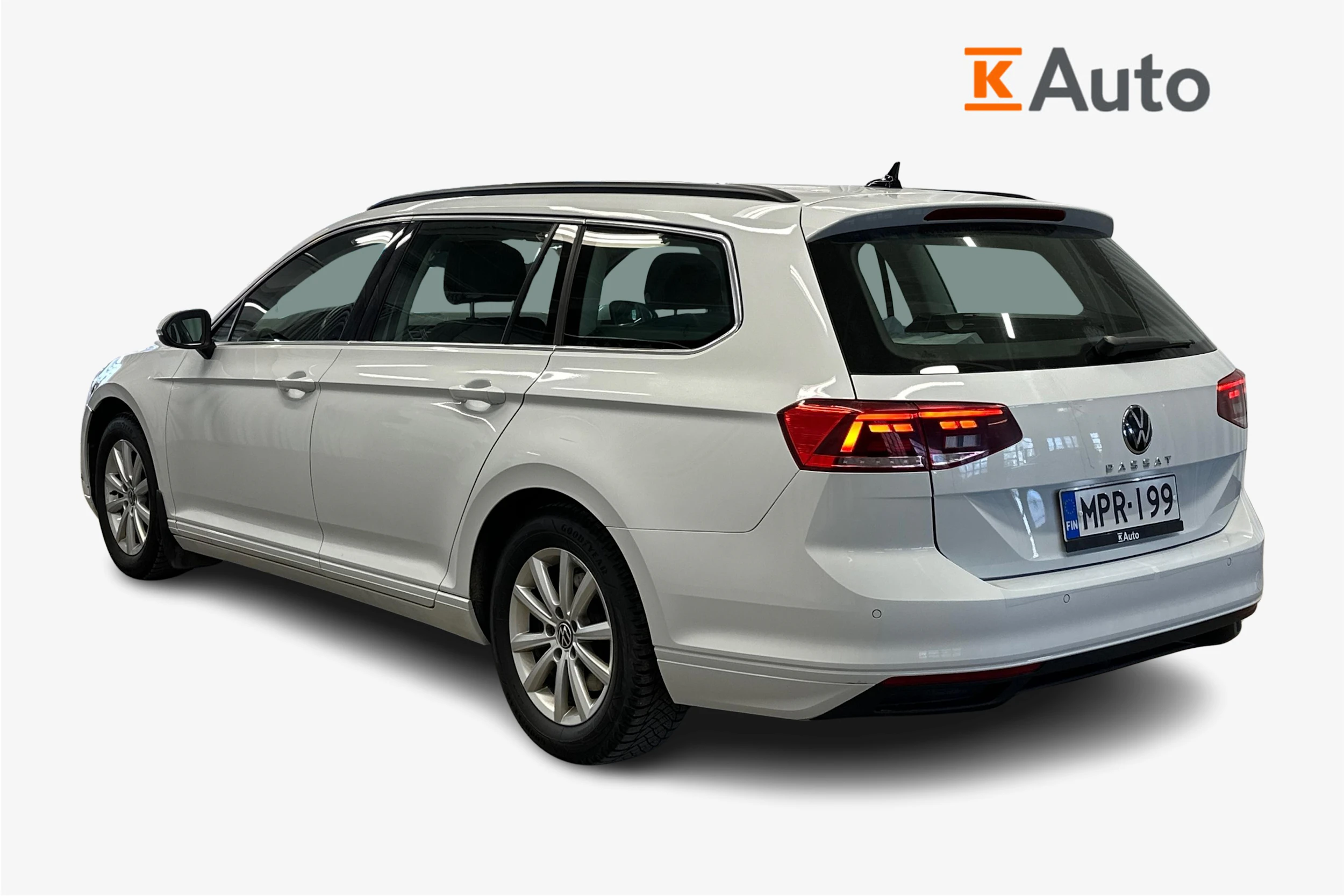 valkoinen Volkswagen Passat 2024 kuva 2.