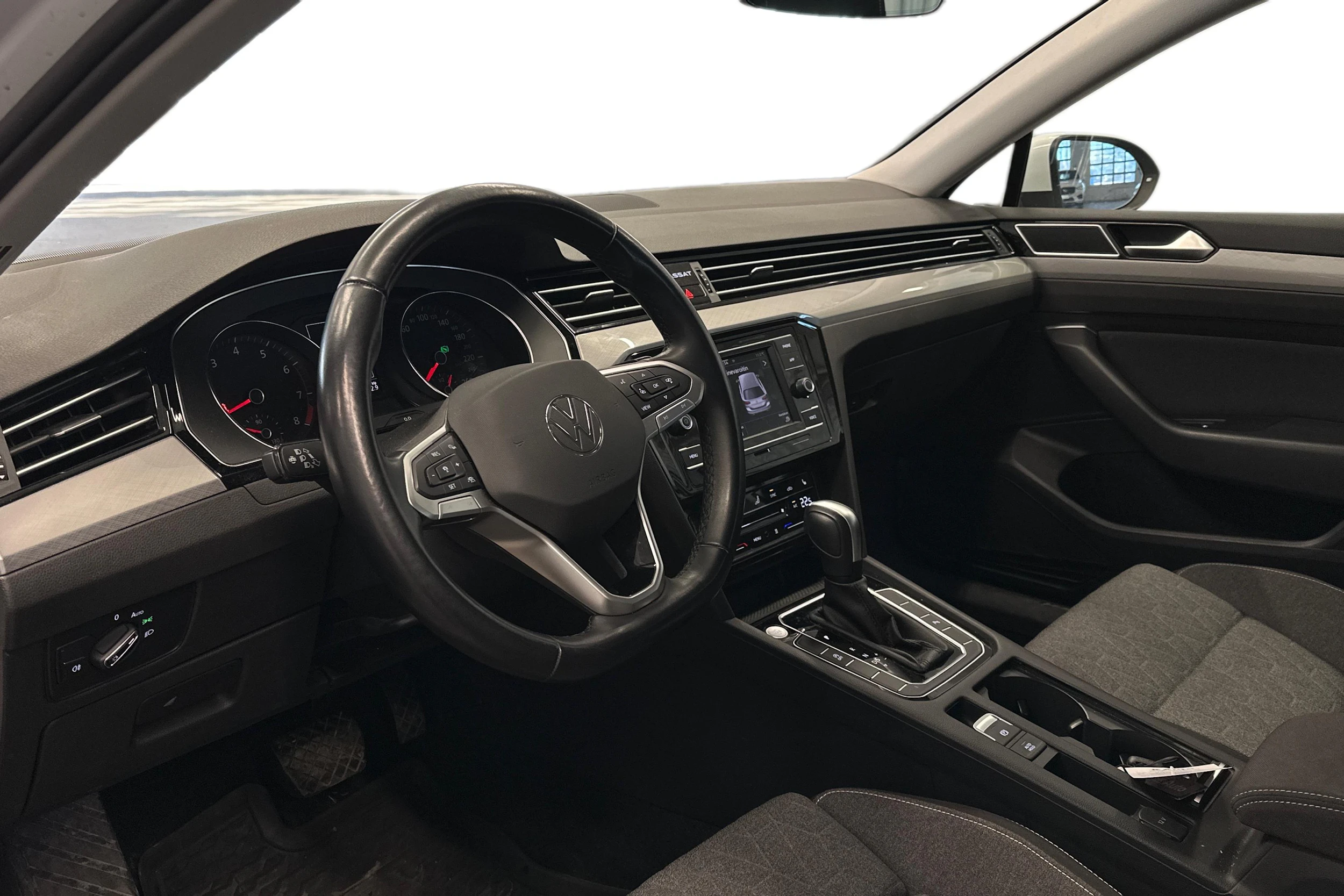 valkoinen Volkswagen Passat 2024 kuva 3.