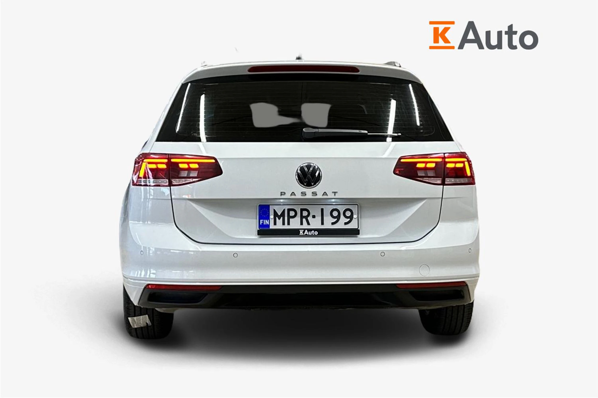 valkoinen Volkswagen Passat 2024 kuva 4.