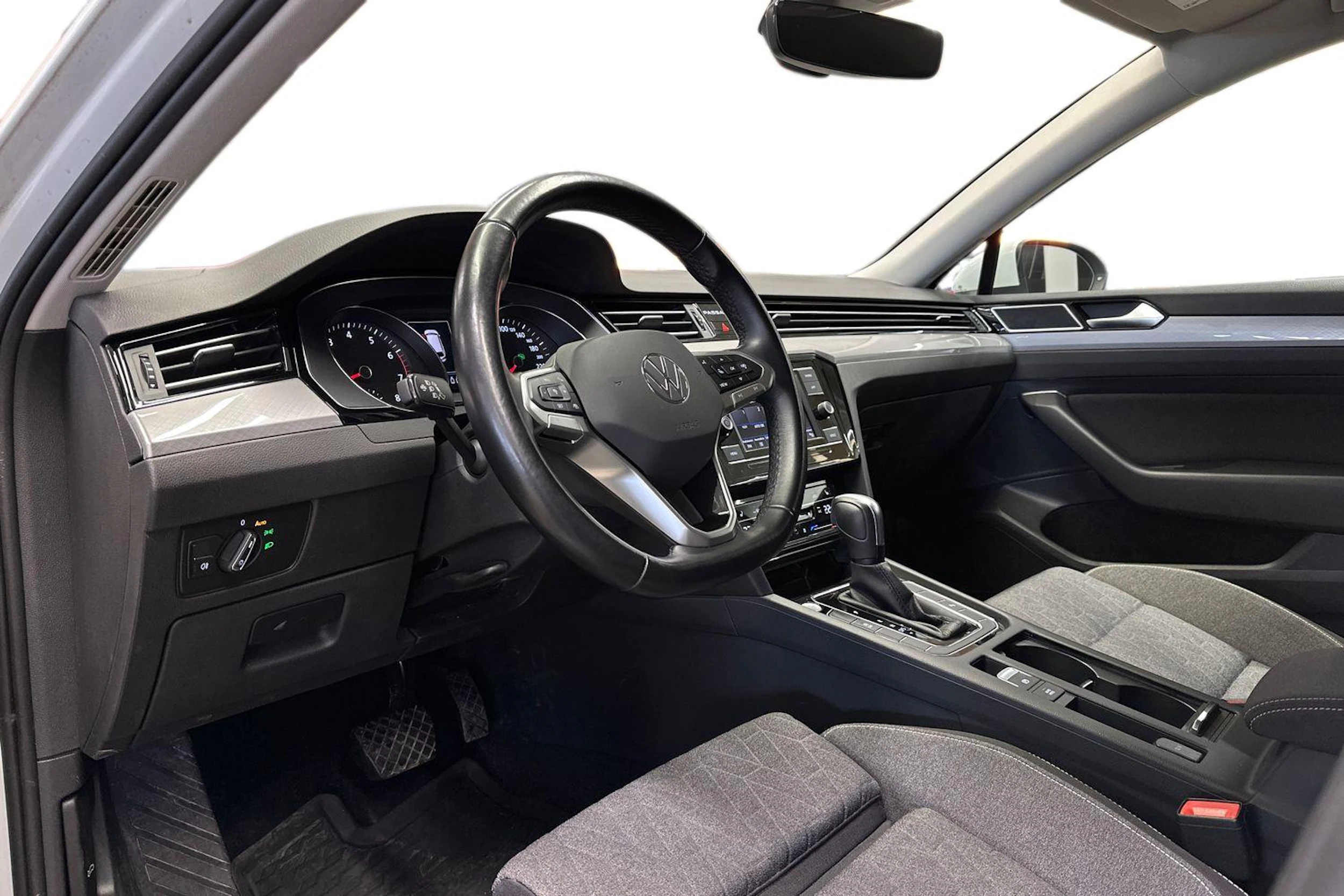 valkoinen Volkswagen Passat 2024 kuva 8.