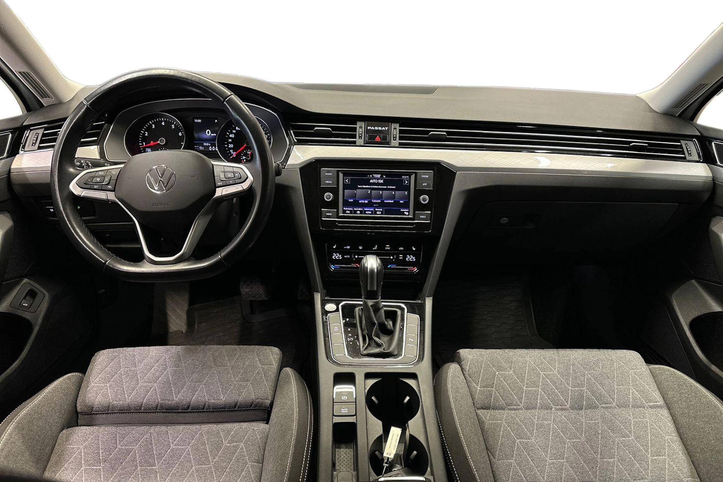 valkoinen Volkswagen Passat 2024 kuva 9.