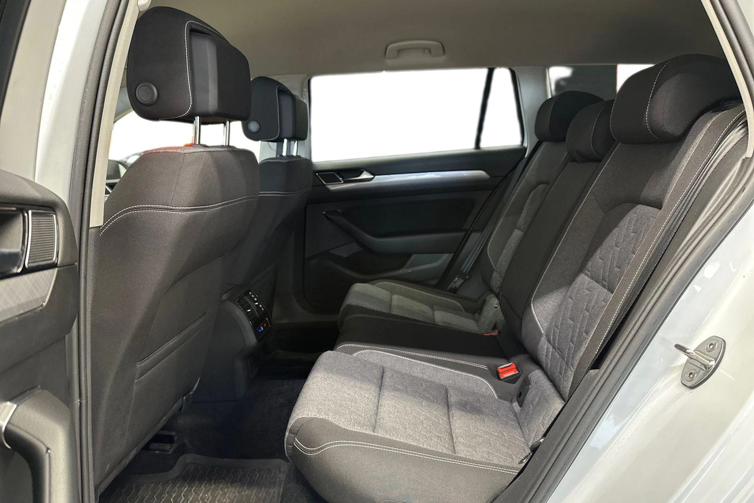 valkoinen Volkswagen Passat 2024 kuva 11.