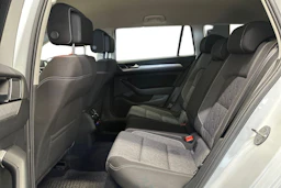 valkoinen Volkswagen Passat 2024 kuva 11.