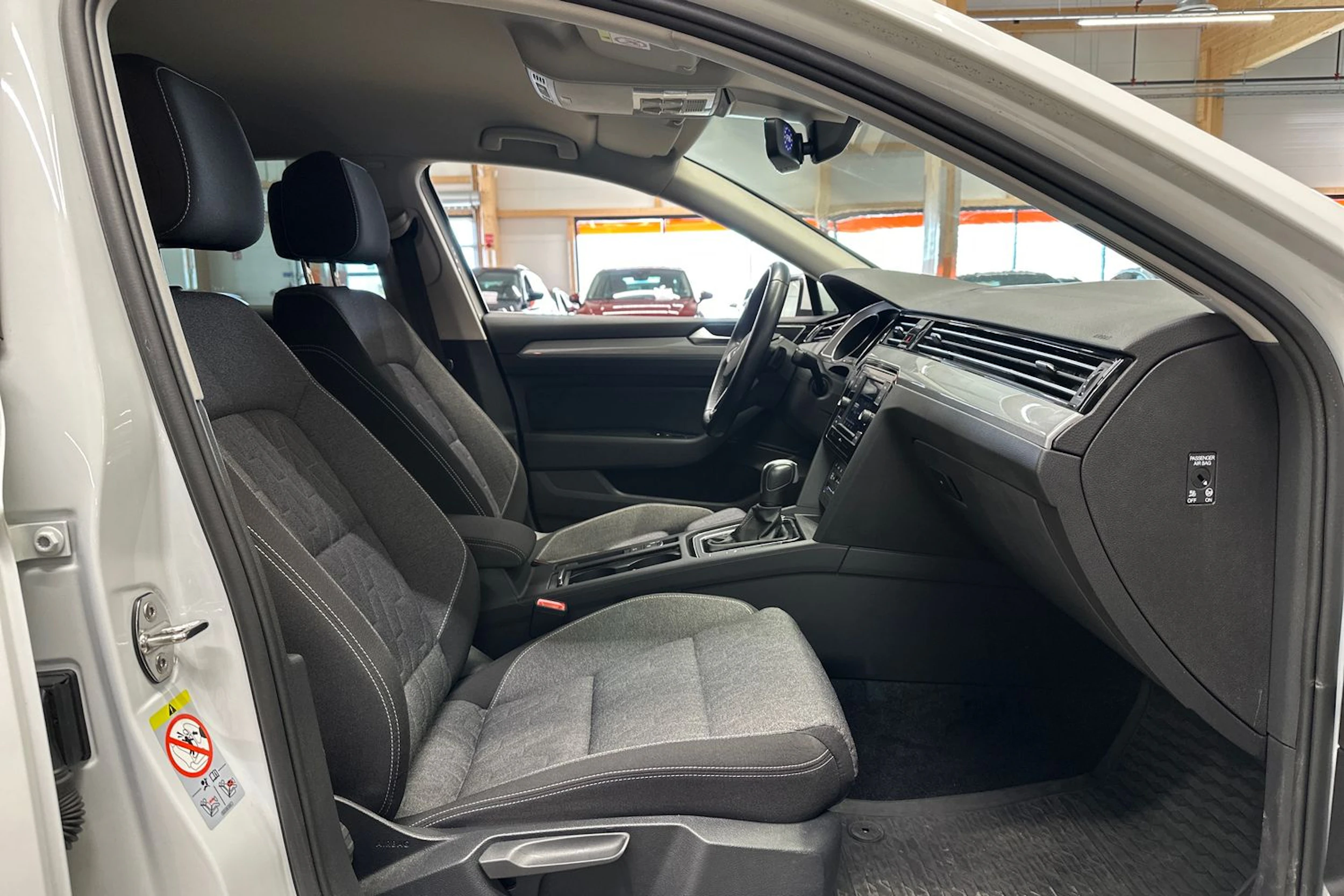 valkoinen Volkswagen Passat 2024 kuva 15.