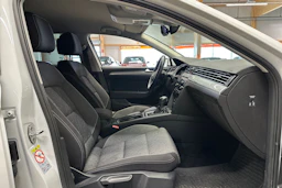 valkoinen Volkswagen Passat 2024 kuva 15.