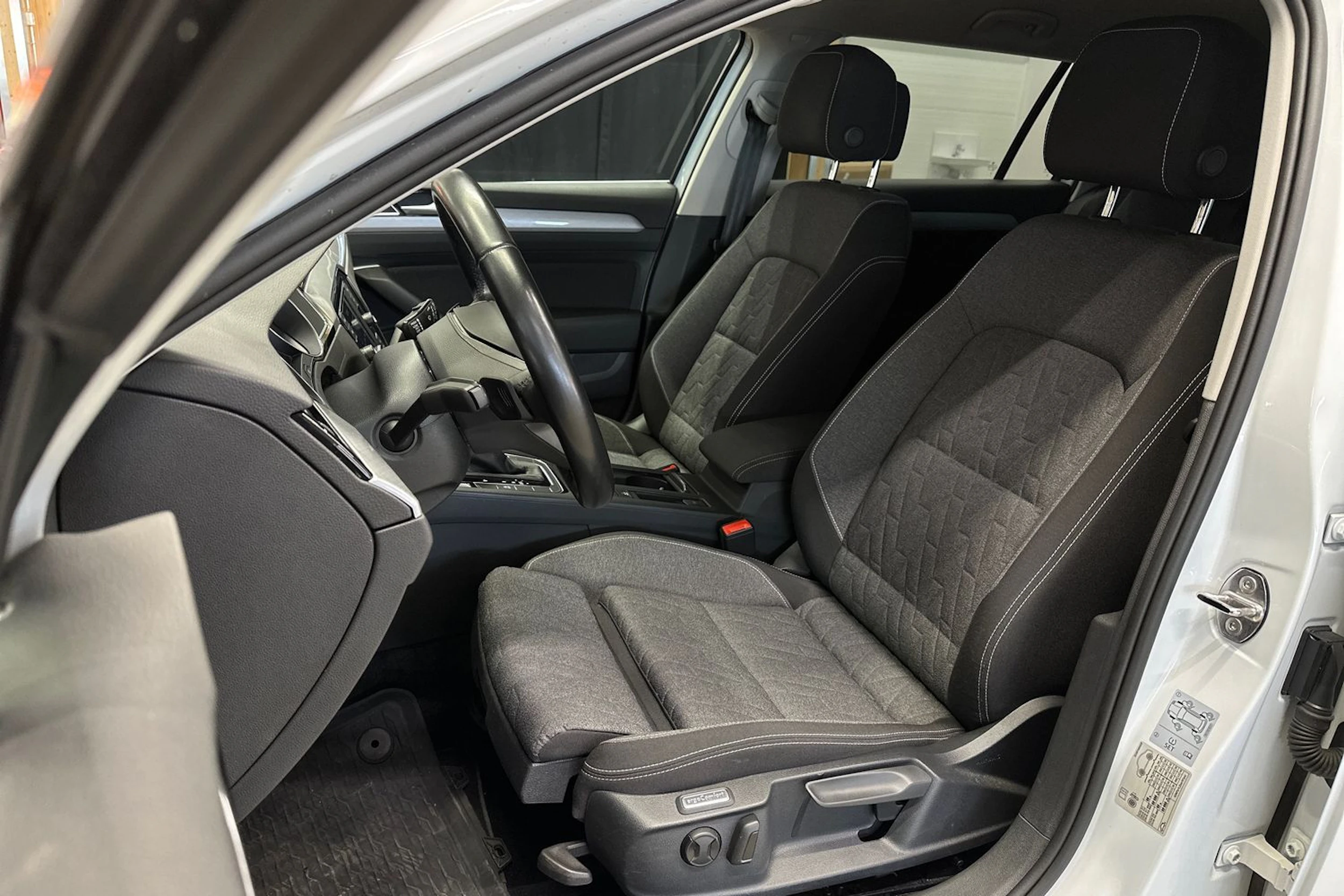 valkoinen Volkswagen Passat 2024 kuva 17.