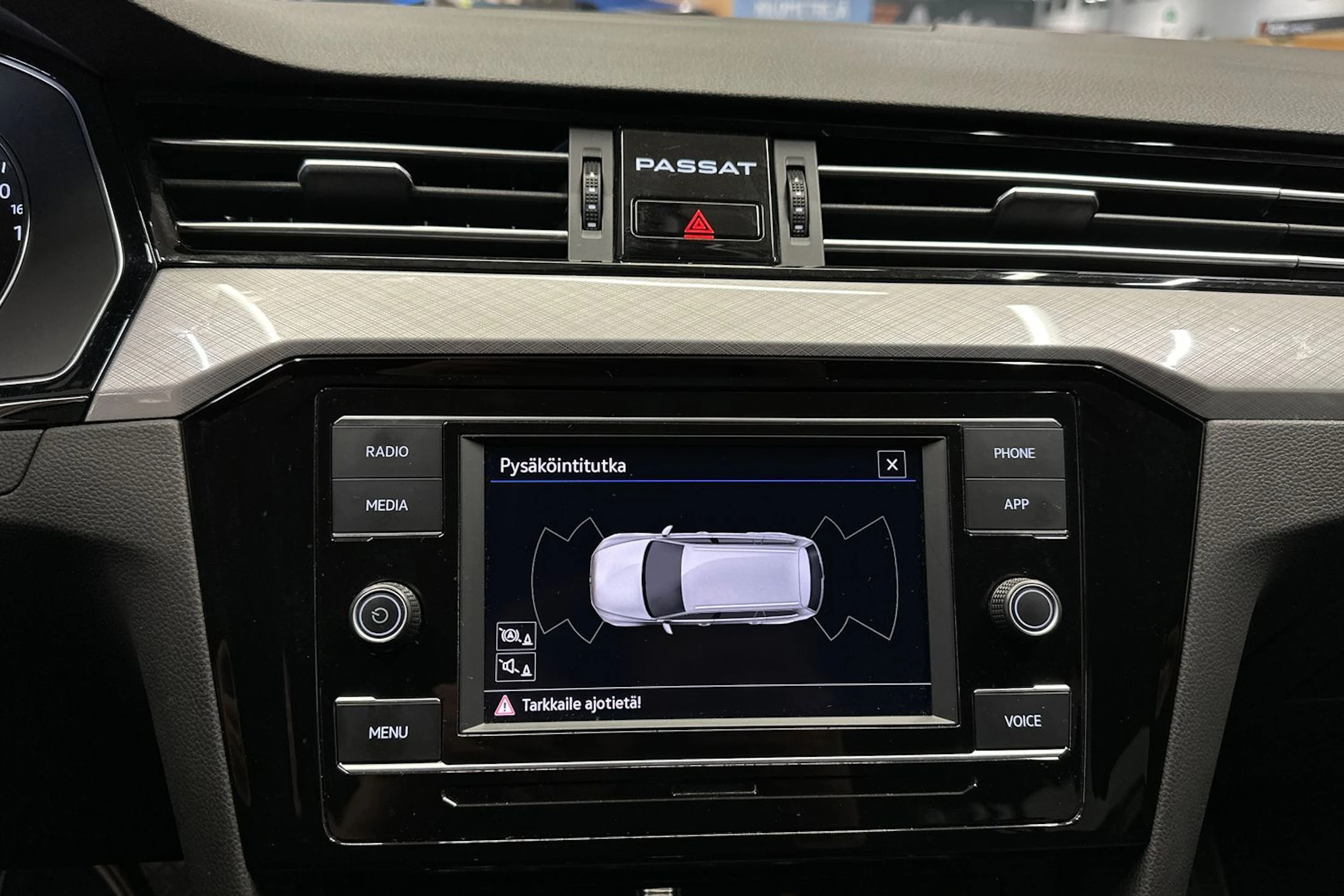 valkoinen Volkswagen Passat 2024 kuva 19.