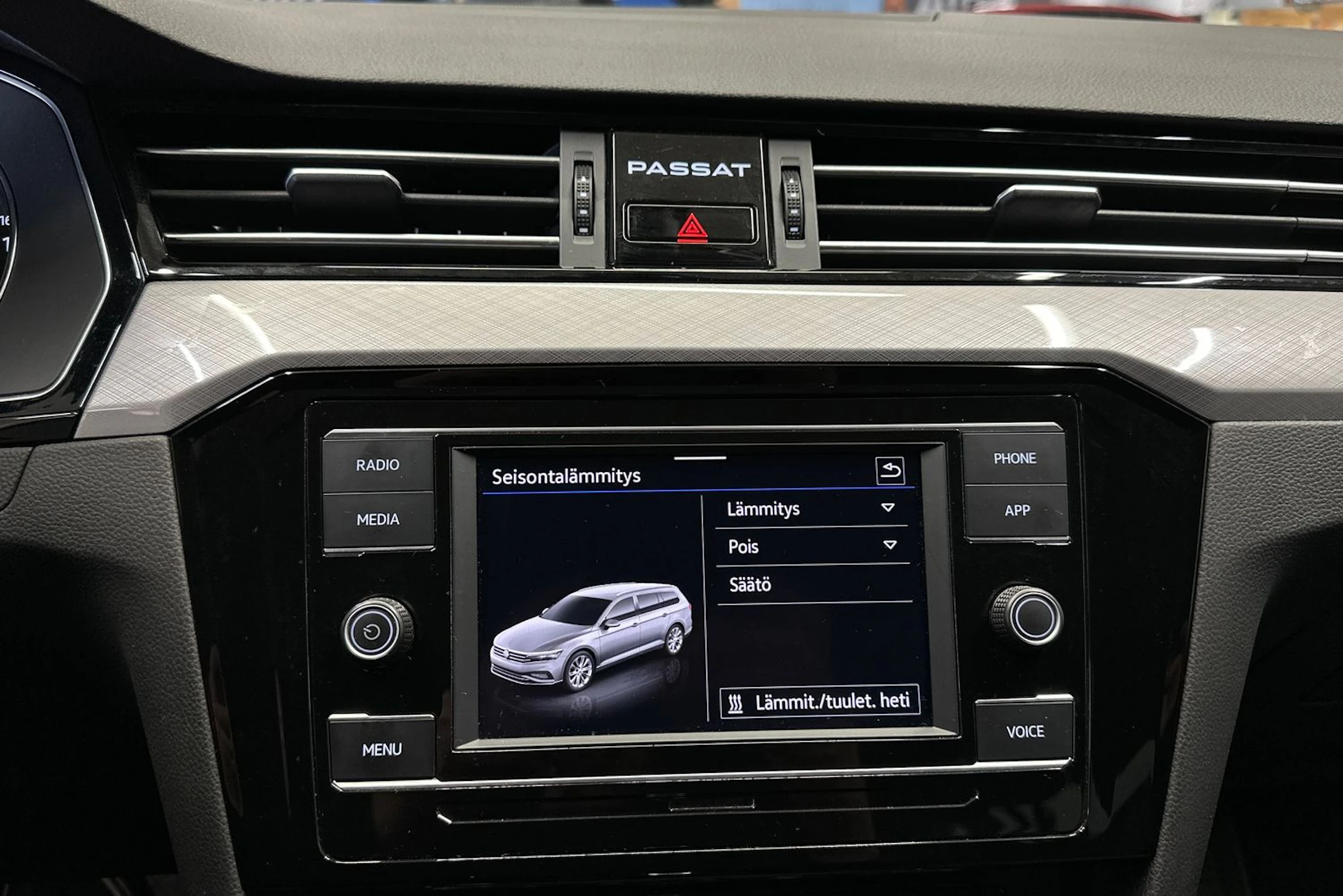 valkoinen Volkswagen Passat 2024 kuva 20.