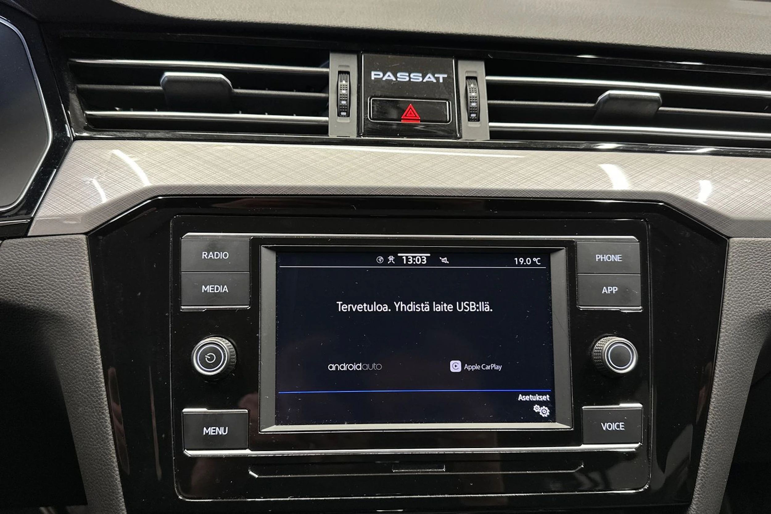 valkoinen Volkswagen Passat 2024 kuva 21.