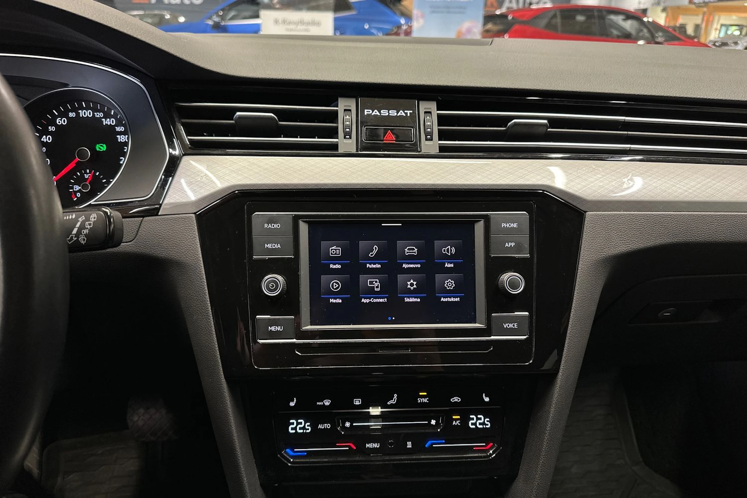 valkoinen Volkswagen Passat 2024 kuva 22.