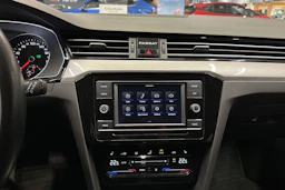 valkoinen Volkswagen Passat 2024 kuva 22.
