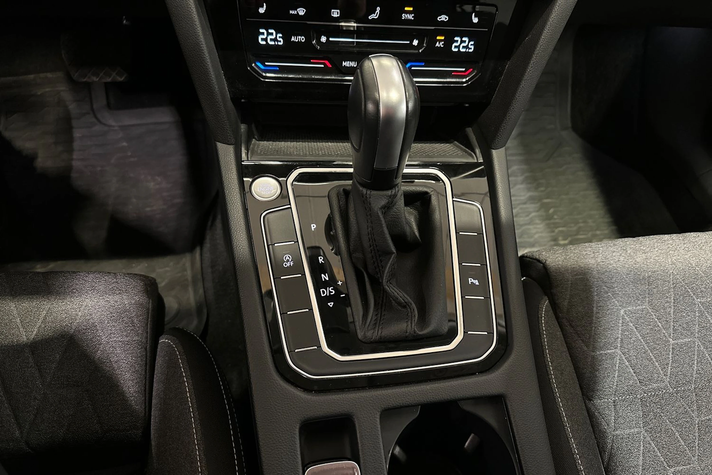 valkoinen Volkswagen Passat 2024 kuva 23.
