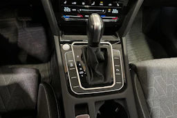 valkoinen Volkswagen Passat 2024 kuva 23.
