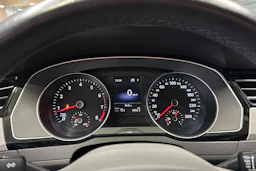 valkoinen Volkswagen Passat 2024 kuva 25.