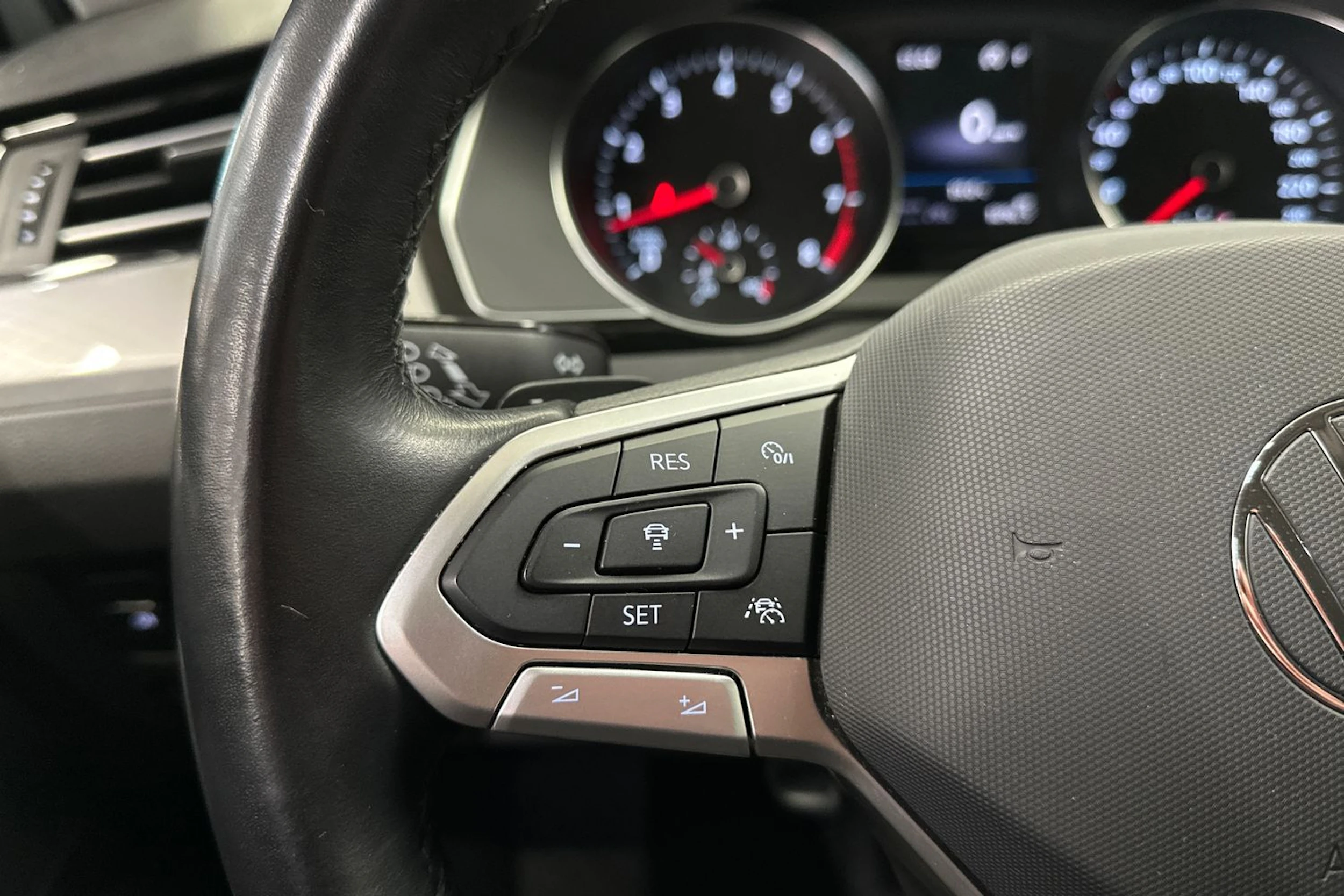 valkoinen Volkswagen Passat 2024 kuva 26.