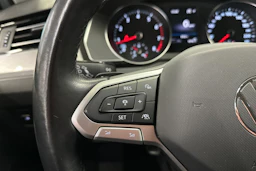 valkoinen Volkswagen Passat 2024 kuva 26.