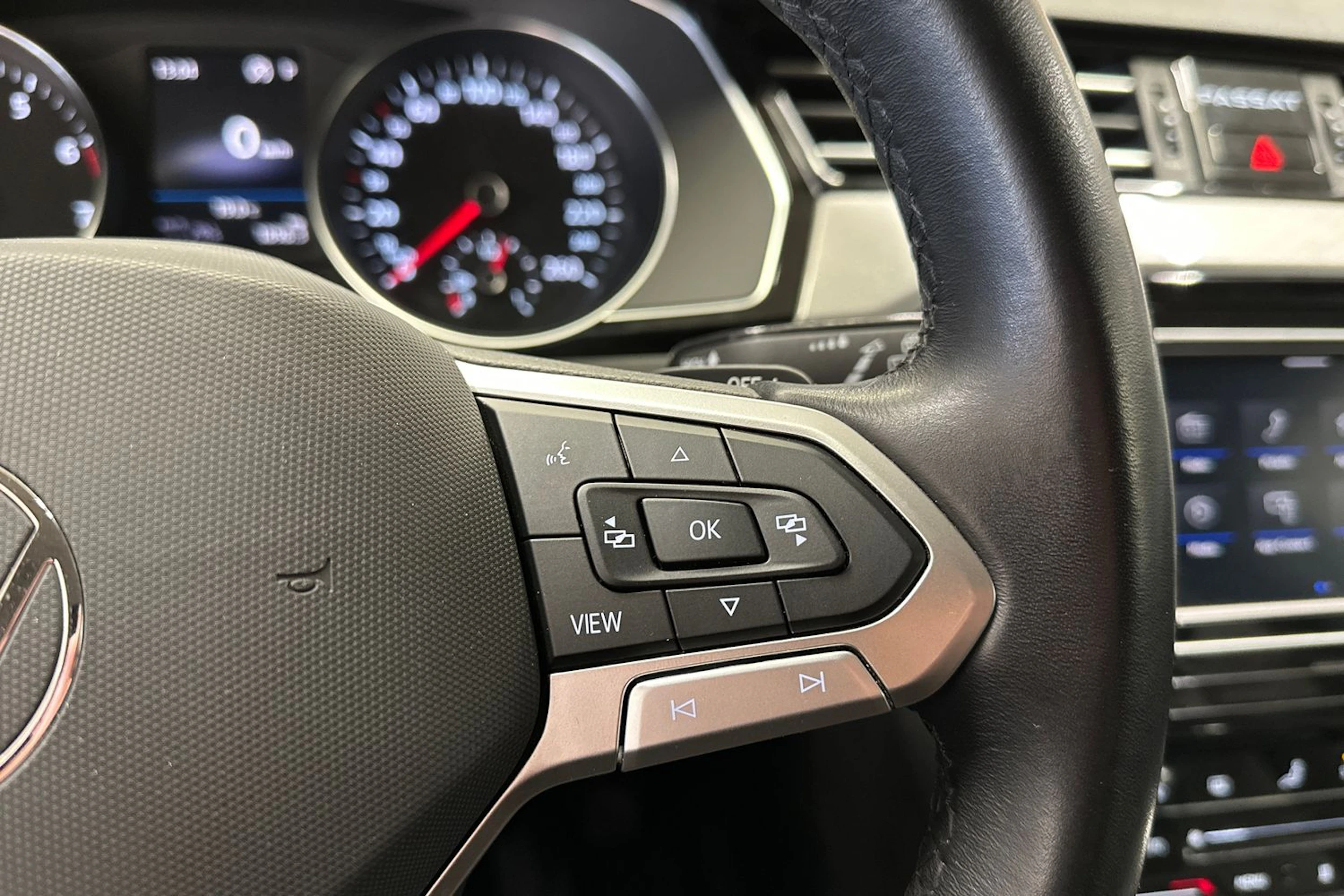 valkoinen Volkswagen Passat 2024 kuva 27.