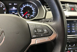 valkoinen Volkswagen Passat 2024 kuva 27.