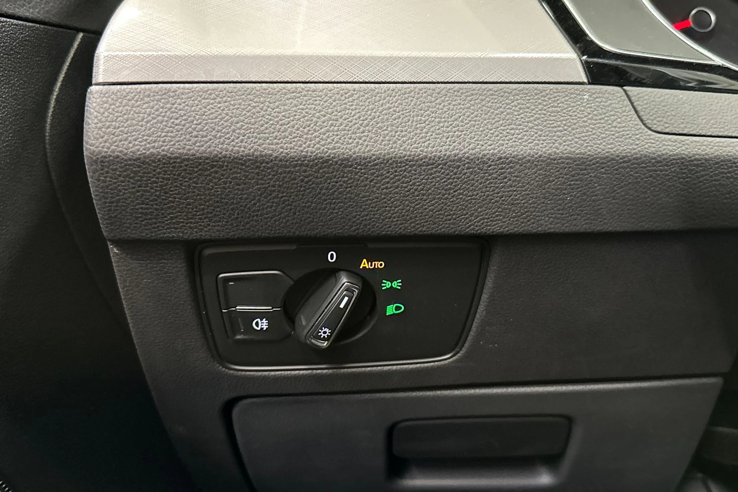 valkoinen Volkswagen Passat 2024 kuva 28.