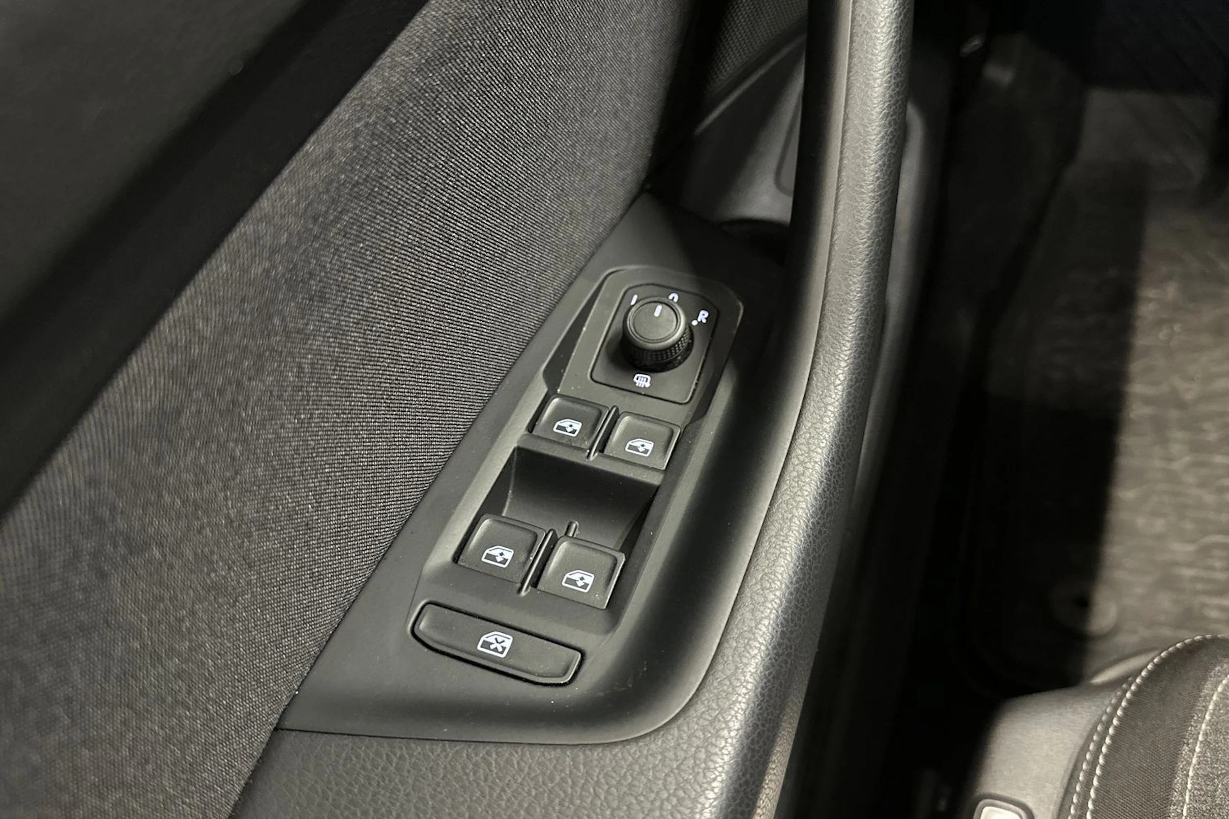 valkoinen Volkswagen Passat 2024 kuva 29.