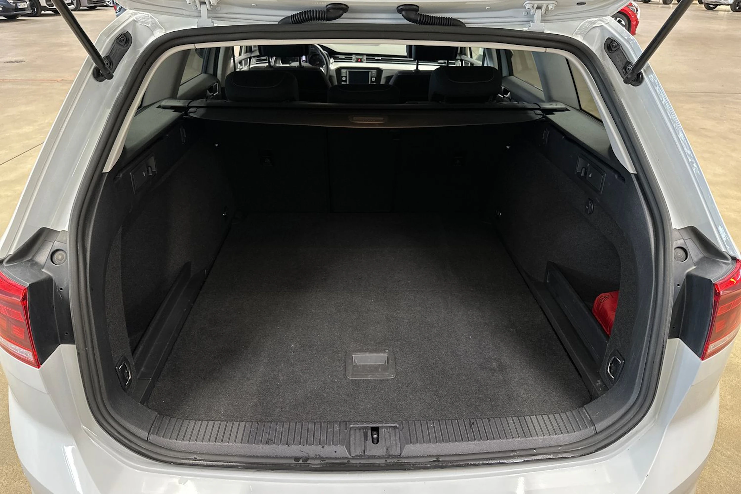 valkoinen Volkswagen Passat 2024 kuva 30.