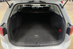 valkoinen Volkswagen Passat 2024 kuva 30.