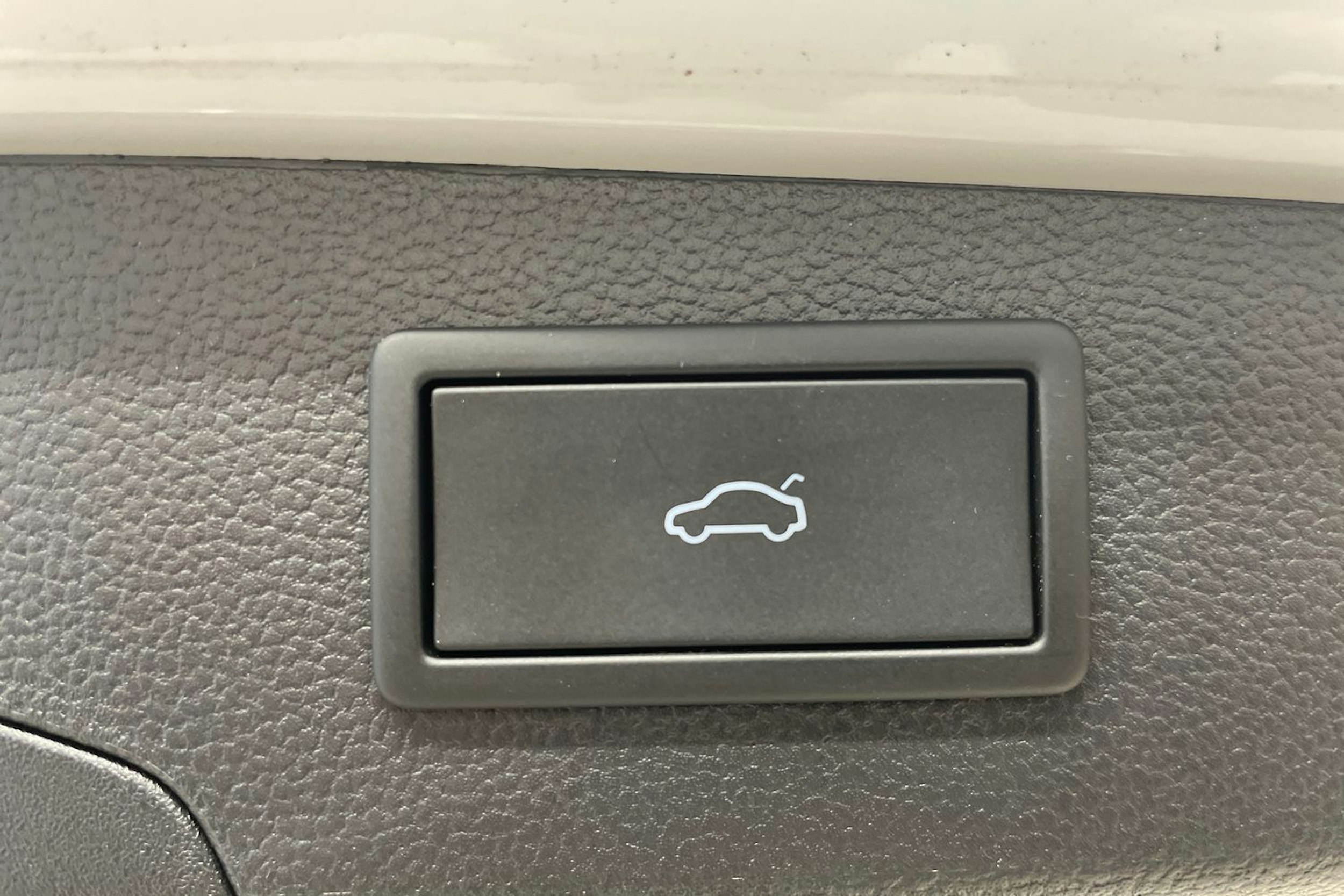 valkoinen Volkswagen Passat 2024 kuva 15.
