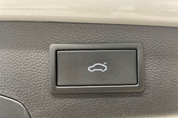 valkoinen Volkswagen Passat 2024 kuva 15.