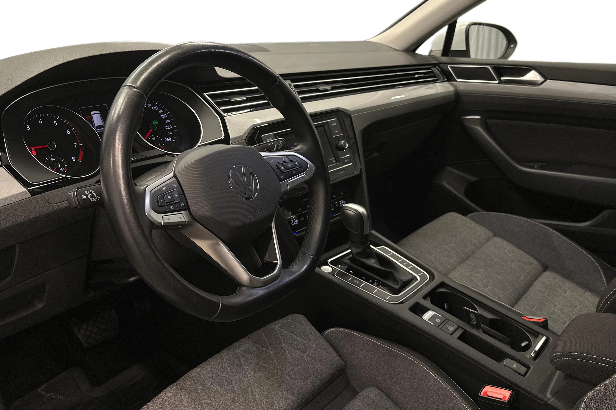 valkoinen Volkswagen Passat 2024 kuva 6.