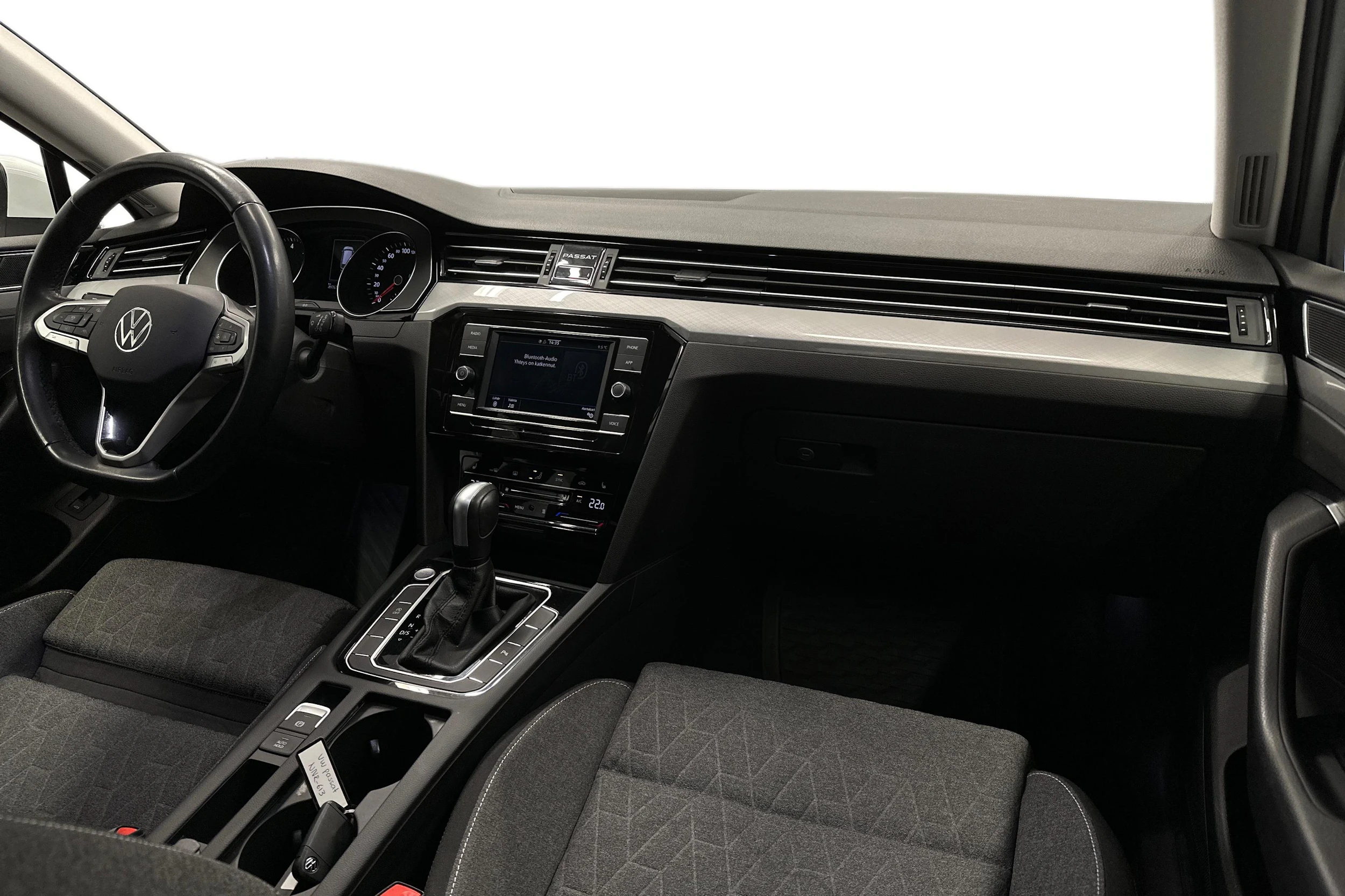 valkoinen Volkswagen Passat 2024 kuva 7.