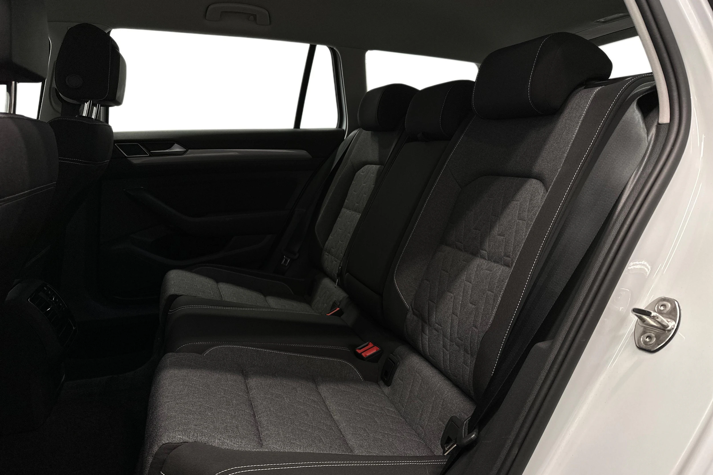 valkoinen Volkswagen Passat 2024 kuva 8.