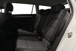 valkoinen Volkswagen Passat 2024 kuva 8.